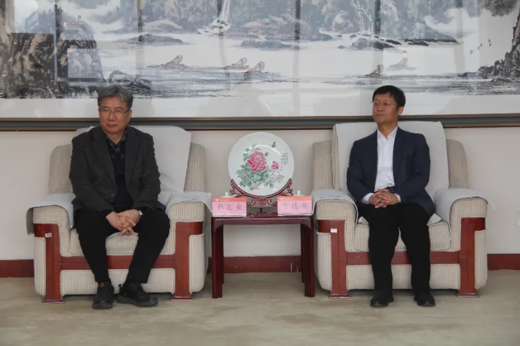 Shandong LANO werk saam met professor KWAK, Moon Kyu, Ph.D. en verteenwoordiger Liang Tongho van Dongguk Universiteit, Suid-Korea om uitruilings en samewerking op die gebied van geraasbeheer met Shandong Jianzhu Universiteit uit te voer